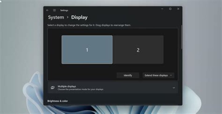 How do I fix the taskbar on dual monitors?