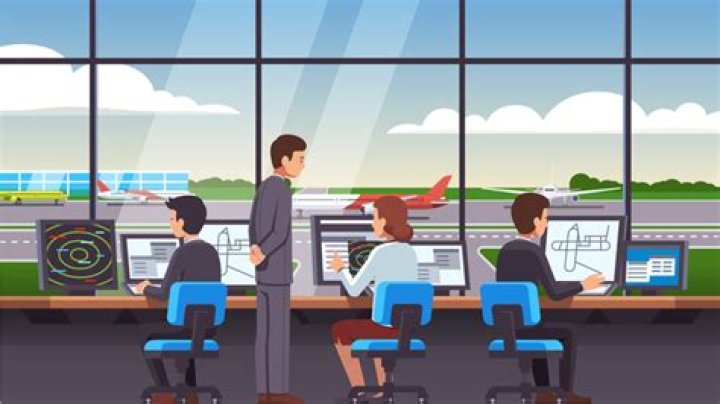 How much does a airport manager earn?
