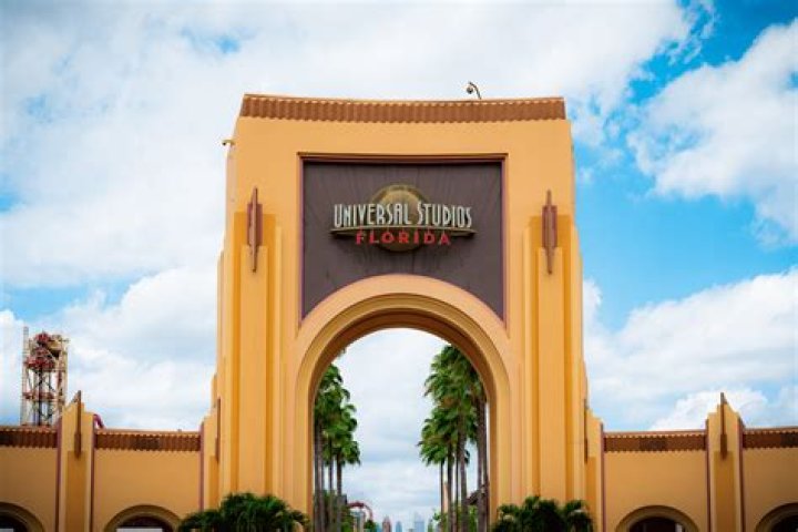 How much does it cost to get into Universal Studios in Florida?