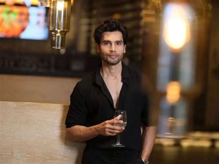 How much does Rohit Khandelwal earn?