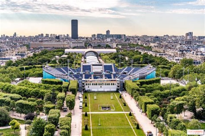 Is Champ de Mars safe at night?