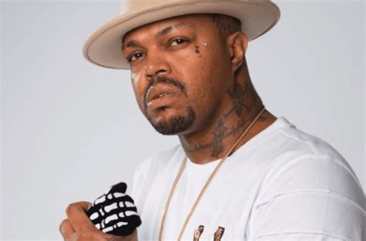 Is DJ Paul missing a hand?