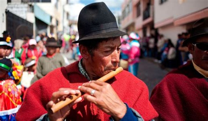 What are some customs in Ecuador?